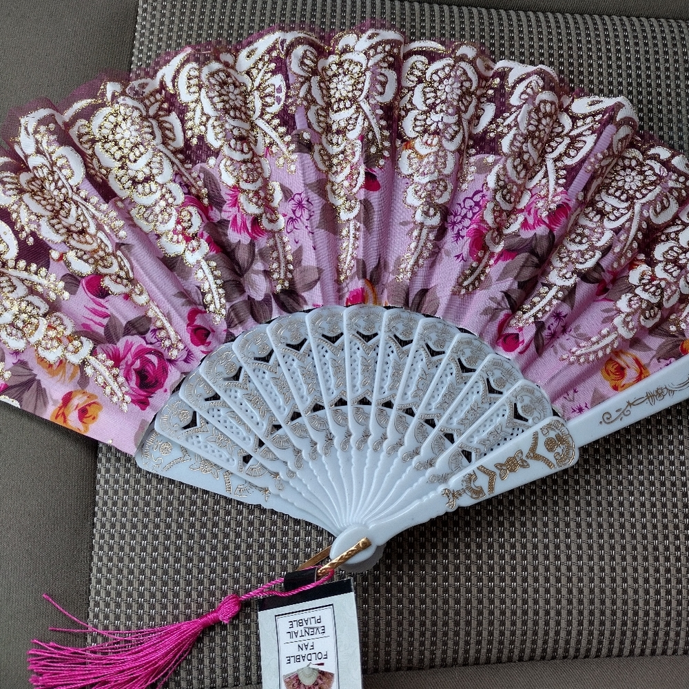 Foldable handheld Chinese fan